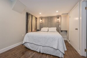 3 makuuhuonetta, työpöytä, silitysrauta/-lauta, vauvan matkasänky