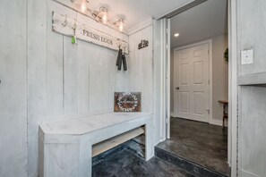 Interior - Elora Gingerbread Suite (Elora)