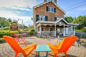 Outdoor dining - (D) Elora Lower Banks Suite (Elora)