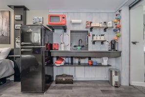 Kühlschrank, Mikrowelle, Ofen, Geschirrspüler