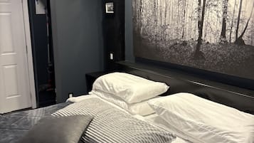 Tabla de planchar con plancha, wifi y ropa de cama