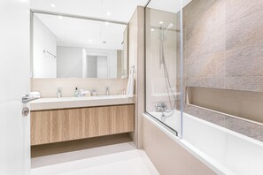 Dusche, Haartrockner, Handtücher, Seife