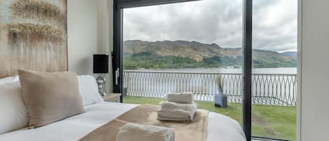 5 bedrooms, iron/ironing board, WiFi, bed sheets