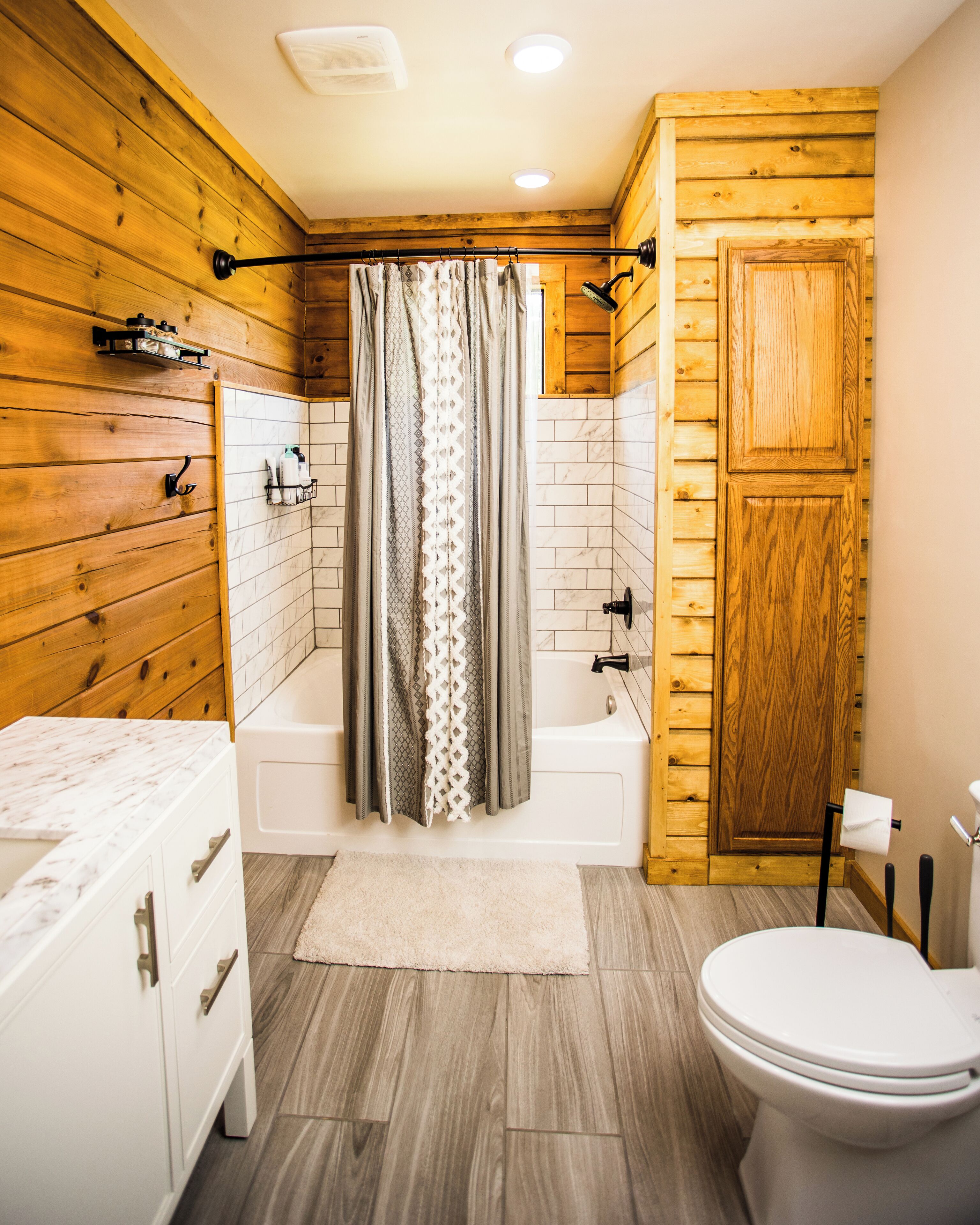 Shower, hair dryer, towels, shampoo