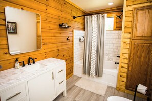 Dusche, Haartrockner, Handtücher, Shampoo