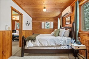 3 habitaciones, escritorio y tabla de planchar con plancha
