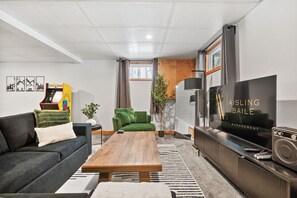 Smart TV, chimenea, futbolito