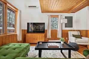 Smart TV, chimenea y futbolito 