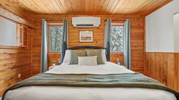 3 bedrooms, desk, iron/ironing board, travel crib