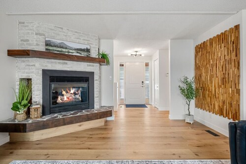 Alpenglow Bungalow | Hot Tub | Games Room | Pets