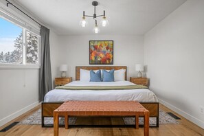 4 bedrooms, desk, travel cot, free WiFi - Alpenglow Bungalow | Hot Tub | Games Room | Pets (Invermere)