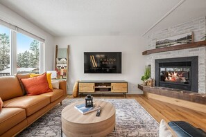 Smart TV, fireplace, video games, DVD player - Alpenglow Bungalow | Hot Tub | Games Room | Pets (Invermere)