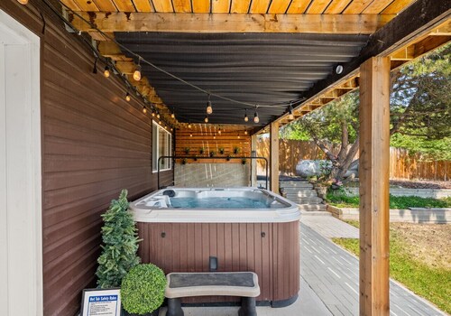 Alpenglow Bungalow | Hot Tub | Games Room | Pets