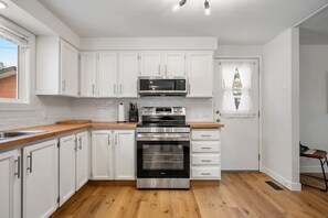 Frigorifero, microonde, forno, piano cottura