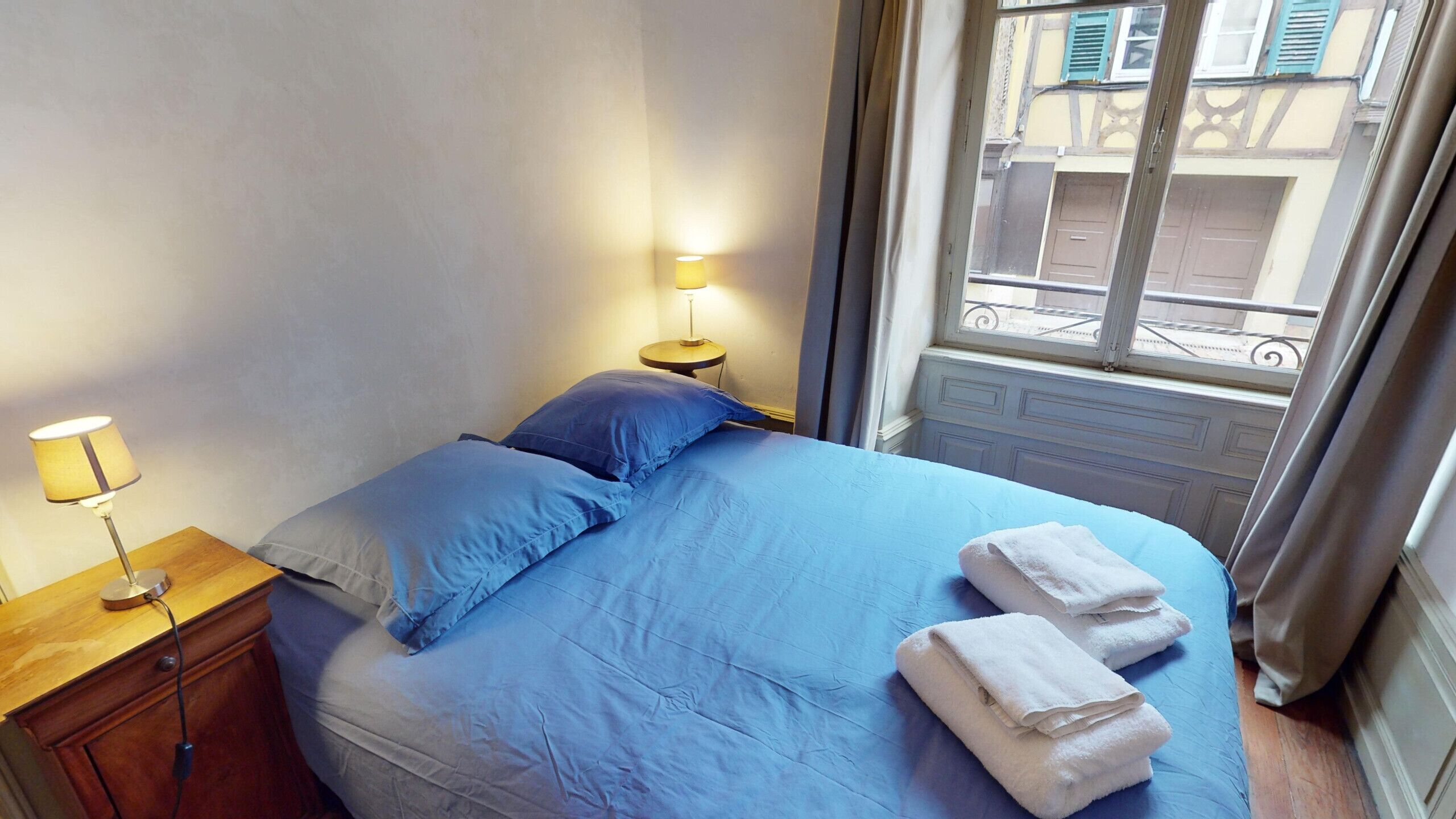 1 habitación, tabla de planchar con plancha, wifi gratis y ropa de cama 