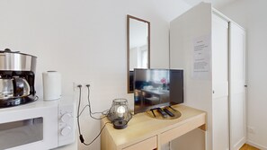 Refrigerador, microondas, cafetera y tetera y tetera eléctrica 