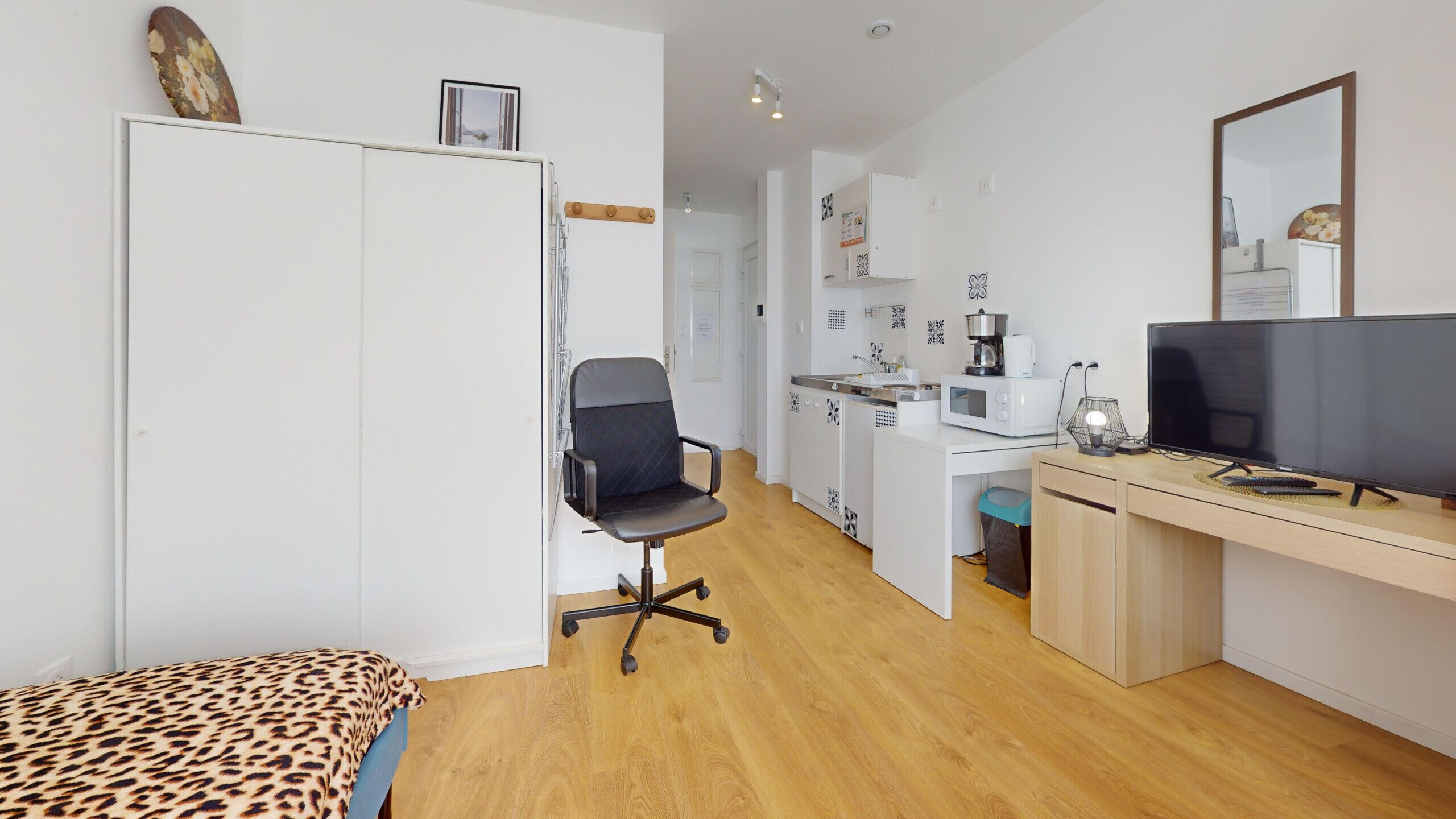 Iron/ironing board, WiFi, bed sheets