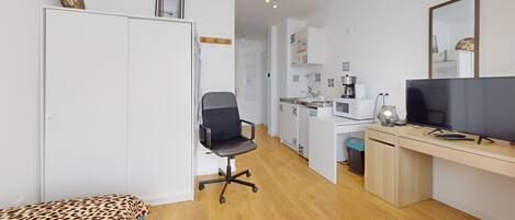 Iron/ironing board, WiFi, bed sheets