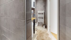 Douche, séchoir à cheveux, serviettes fournies, papier de toilette