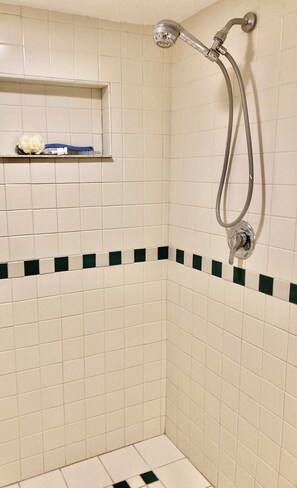 Chuveiro, secador de cabelo, toalhas de banho, sabonete