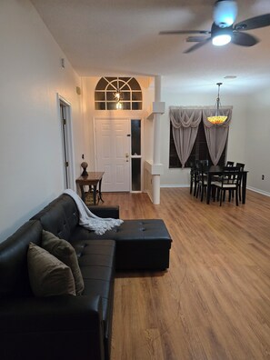 Smart TV, DVD player, books - Spacious pet friendly home offers everything you need for a relaxing stay. (Spring Hill)