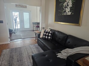 Smart-TV, DVD-spiller og bøker