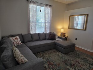 Smart TV, DVD player, books - Spacious pet friendly home offers everything you need for a relaxing stay. (Spring Hill)