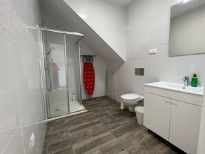 บ้านพัก | ห้องน้ำ | ฝักบัวในอ่างอาบน้ำ, อ่างอาบน้ำแบบแช่ตัว, ไดร์เป่าผม, ผ้าเช็ดตัว