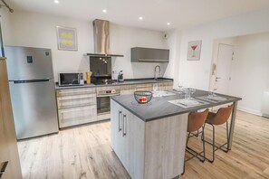 Kjøleskap, mikrobølgeovn, ovn og oppvaskmaskin