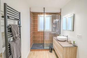 Shower, towels