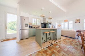 Jääkaappi, mikroaaltouuni, uuni, liesi