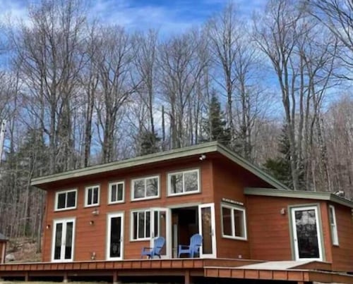 Frank Lloyd Wright inspired, Private, mountain views, easy access & parking