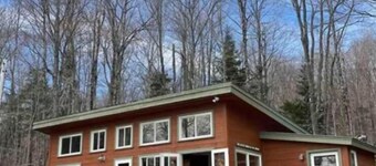 Frank Lloyd Wright inspired, Private, mountain views, easy access & parking