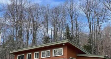 Frank Lloyd Wright inspired, Private, mountain views, easy access & parking