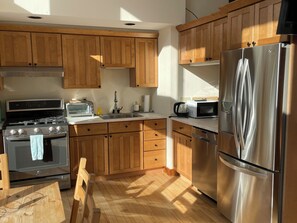 Fridge, microwave, oven, stovetop - Frank Lloyd Wright inspired, Private, mountain views, easy access & parking (Weston)