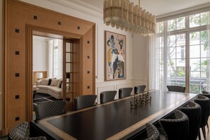 Luxe villa, uitzicht op tuin | Woonruimte | Een 50-inch smart-tv met kabelzenders, Netflix en streamingdiensten
