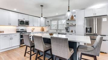 Refrigerador, microondas, horno, placa de cocina