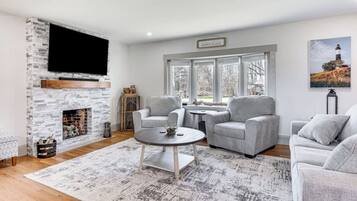 Smart TV, chimenea, videojuegos, estéreo