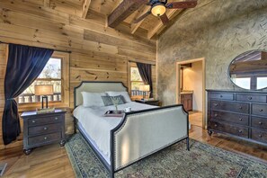 4 chambres, bureau, fer et planche à repasser, lit de bébé portatif