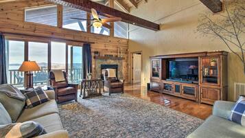 TV connectée, cheminée, écrans d'ordinateur, imprimantes