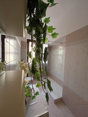 Shower, hair dryer, bidet, towels - ALGA Roma Apartment (Roma)