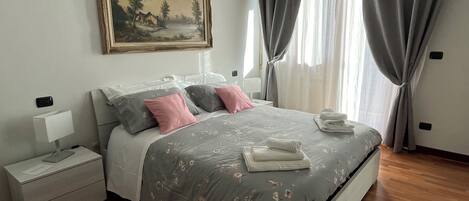 2 slaapkamers, een bureau, een strijkplank/strijkijzer, reisbedje