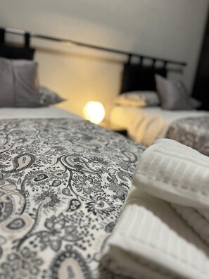 2 habitaciones, escritorio y tabla de planchar con plancha 
