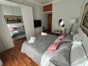 2 bedrooms, desk, iron/ironing board, travel crib - ALGA Roma Apartment (Roma)