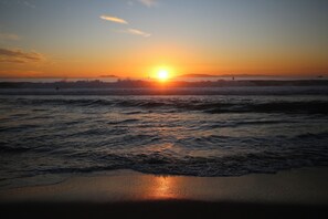 On the beach, sun-loungers - OCEAN FRONT - HIGH END - ON THE SAND - Zenview - 4-bedrooms - Serene  -Sleeps 10 (Oxnard)