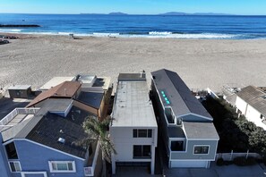 Sulla spiaggia, lettini da mare