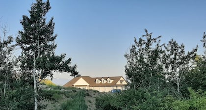 Private. One bedroom apt. on acreage in Exclusive Neighborhood. Spectacular View