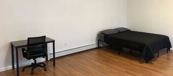 Large apartment, direct NYC train 5 min walk