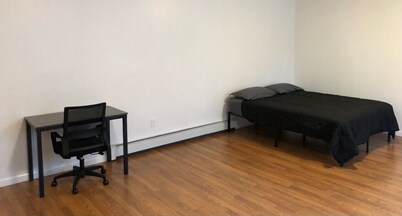 Large apartment, direct NYC train 5 min walk