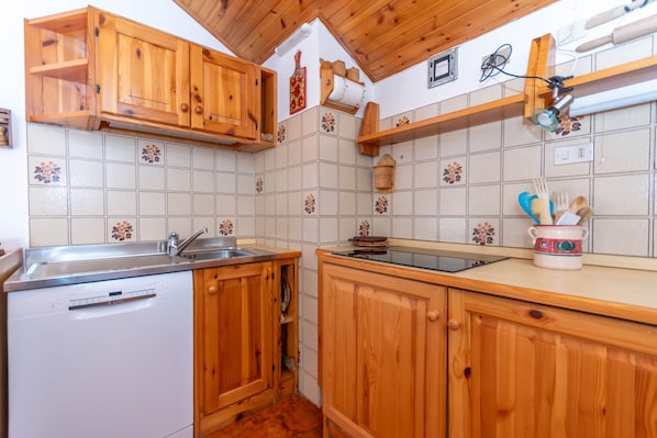 Kylskåp, mikrovågsugn, ugn och diskmaskin